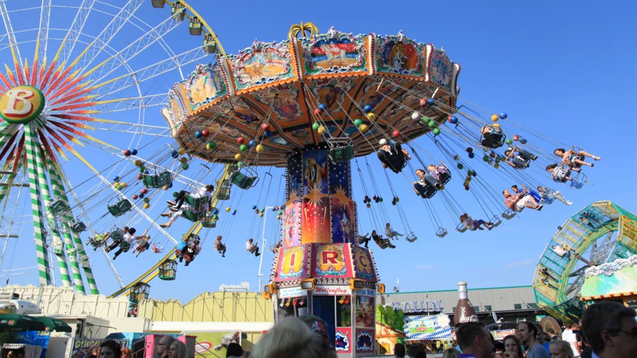 Kettenkarussell und Riesenrad auf der Cranger Kirmes in Herne | Getränke Weidlich 